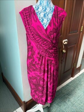 Donna Morgan  Dress midi dress fuchsia/burgundy tropical print sleeveless V-neck